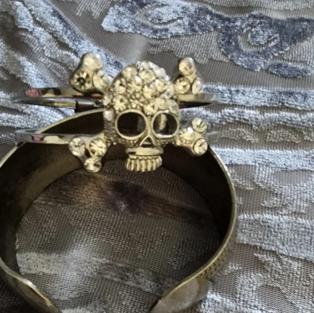 2 bracelets - Picture 2 of 2